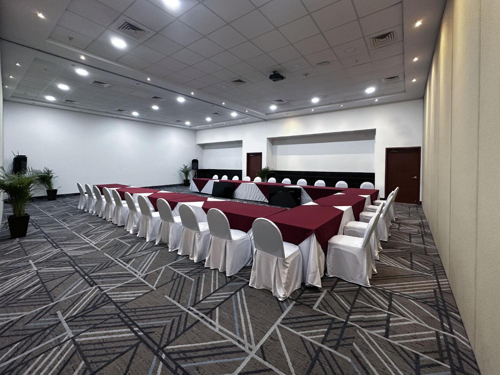 Holiday Inn Express Merida By Ihg Buitenkant foto